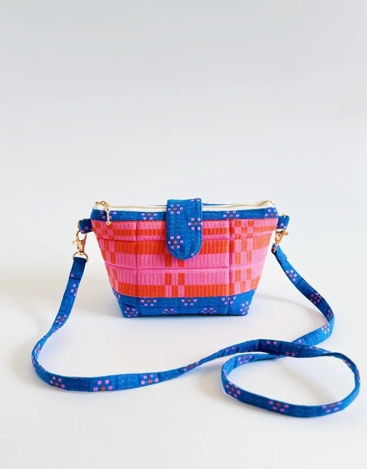 Crossbody purse with a zipper and magnetic closure — Zakka